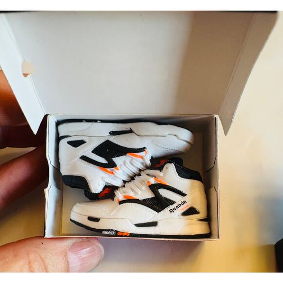 Set of 3 MINI replica Reebok sneakers part of the "Mini Brands" collection - Picture 5 of 6